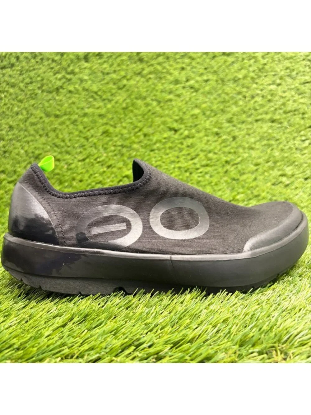 OOFOS OOmg eeZee Low Mens Size 8.5 Black Casual Walking Slip On Recovery Shoes